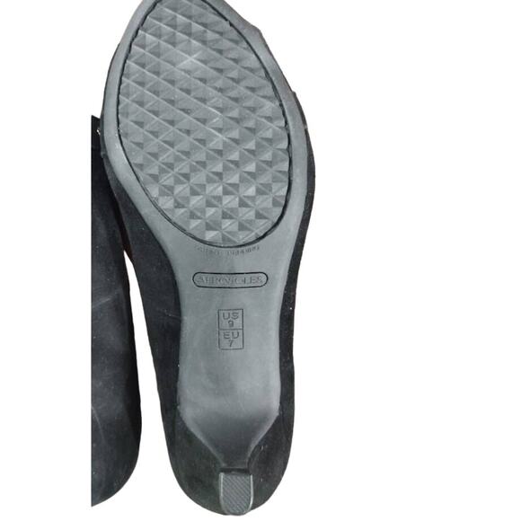 Aerosoles Low Heel Suede Peep Toe Pumps with Gold Chain Detail, Black, Sz 9 - Picture 6 of 6